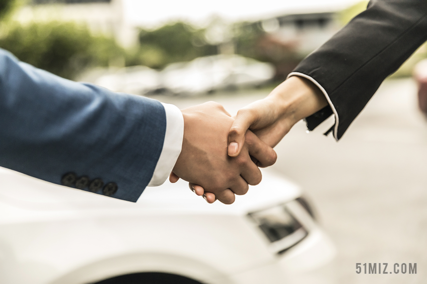 汽车销售员与顾客握手